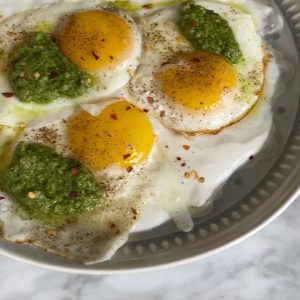 بيض بالبيستو