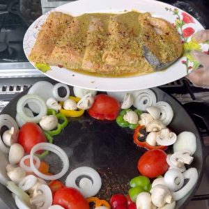 سالمون مشوي مع عيش بحليب جوز الهند