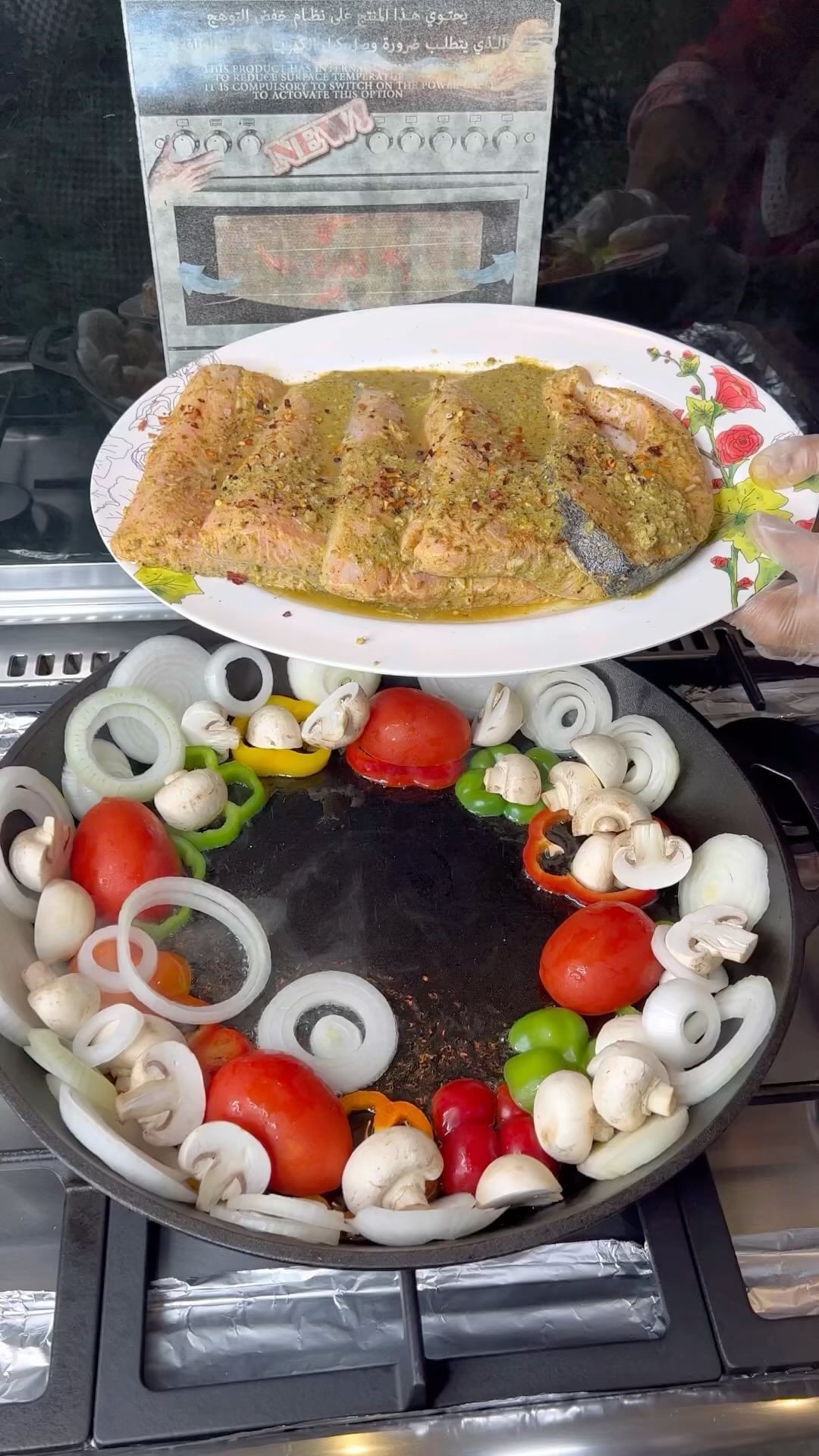 سالمون مشوي مع عيش بحليب جوز الهند.
روعه الوصفه وبالذات العيش
تتبيلة السالمون