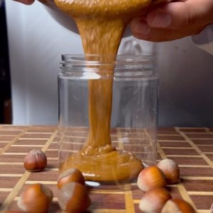 زبدة البندق الطبيعية في البيت
