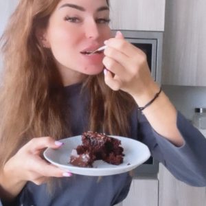 كيكة شكولاتة من غير بيض و زبدة
