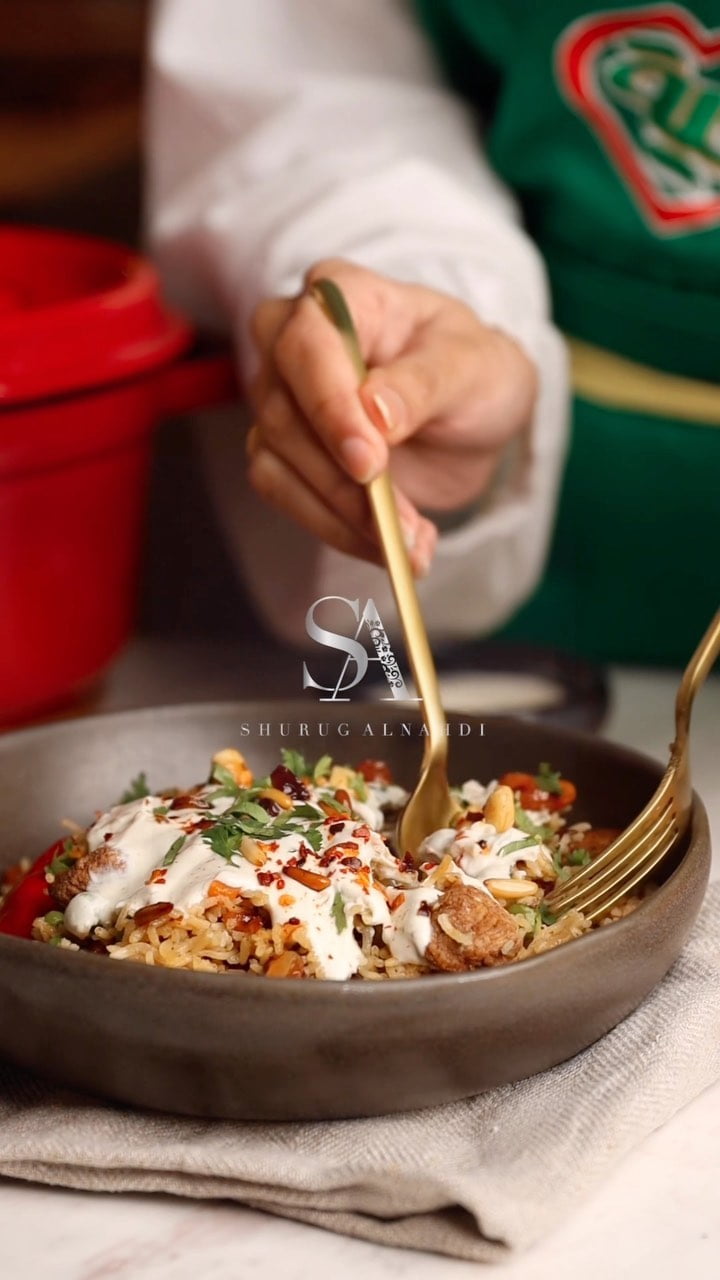 مساء الخير
وصفة اليوم رز مُبهر بالدجاج و المكسرات
الوصفة برعاية عافيةالمقا