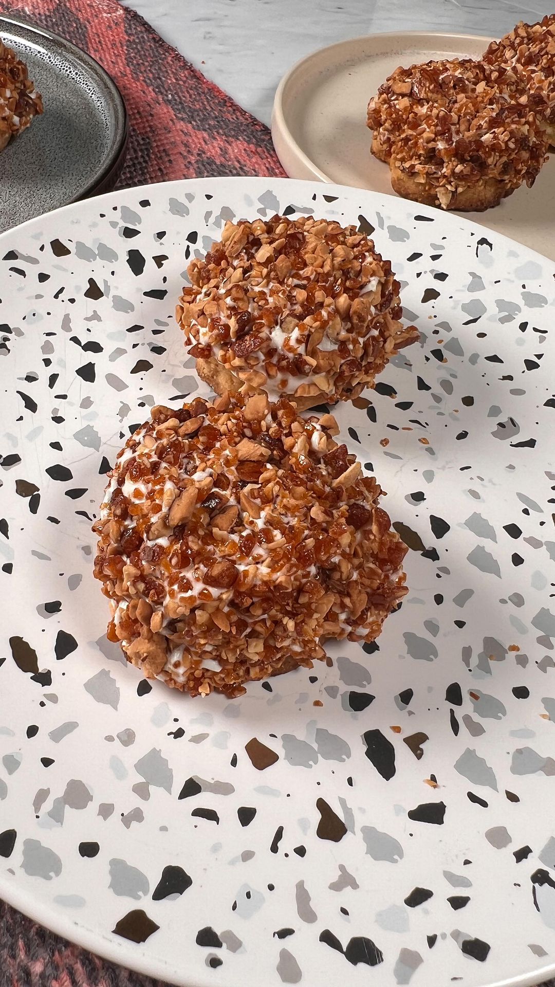 CREAM PUFFS - كريم بف
.
العجينة النحيفة (الكراكلين)•
80غم سكر بني/85غم دقيق/70غ