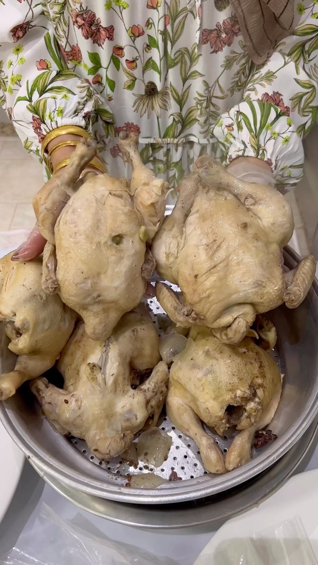 مسخن دجاج بالصاج.
سلقت الدجاج مع بصله بهارات عدله مثل الهيل الدارسين ورق الغار ش