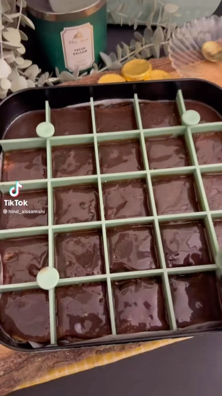اللي يحبون الكوكيز يجربون هالبسبوسه بالشكولاته
( الذ بسبوسة كوكيز )
نخلط بيضه و