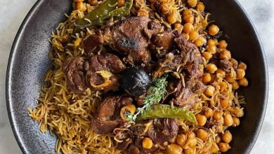 أرز القبولي العُماني*المقادير والطريقة:
في قدر الضغط ..
-زيت وبصلتين كبار مقطع