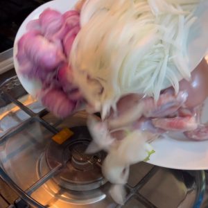 دجاج بالبصل بالفرن