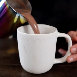 مشروب الشكولاتة مع الكريمة