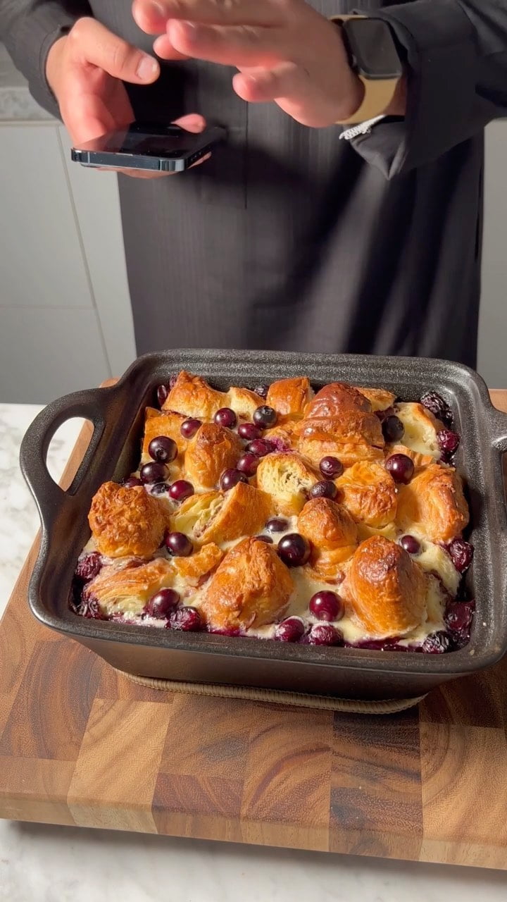 ام علي مدلعة
.
.
‏( Blueberry croissant pudding )
.
مع الجميل
.
المقادير:
كور