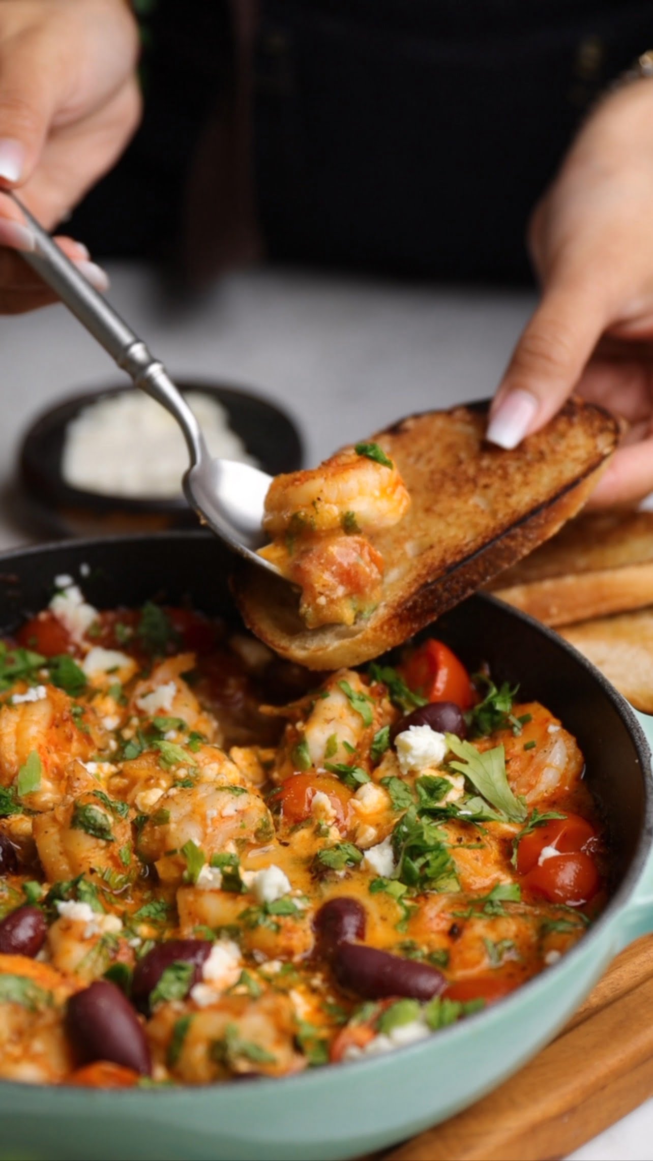 Greek shrimp saganaki
الوصفة من المطبخ اليوناني عبارة عن روبيان مطبوخ مع صلصلة