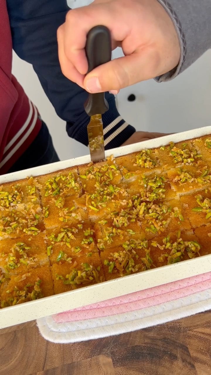 حلا المغرب جاهز
.
بسبوسة بالقشطة
.
.
المقادير:
.
.
علبة قشطة ١٧٠ جرام
بيضتين
م