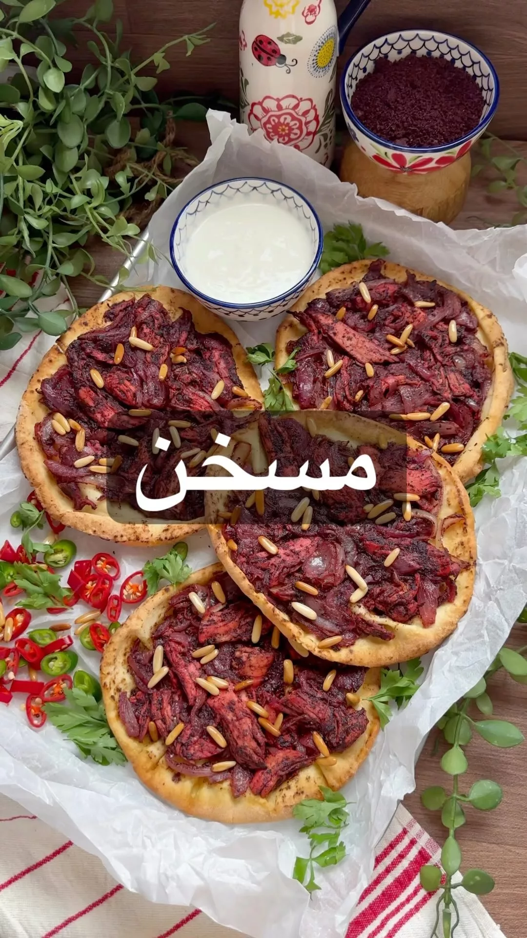 المسخن عملته بالخبز الجاهز وطلع راااائع رائع
الطريقة:
سلقت صدور الدجاج في قدر ا