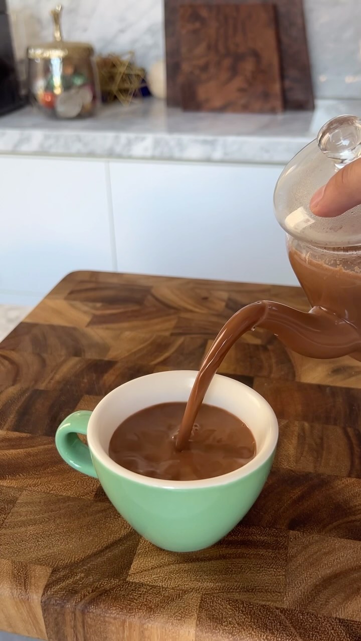 ماسالا هوت تشوكلت
.
.
افرم زنجبيل و ١٠ حبات فلفل اسود و ١٠ حبات هيل ونحطهم بصحن