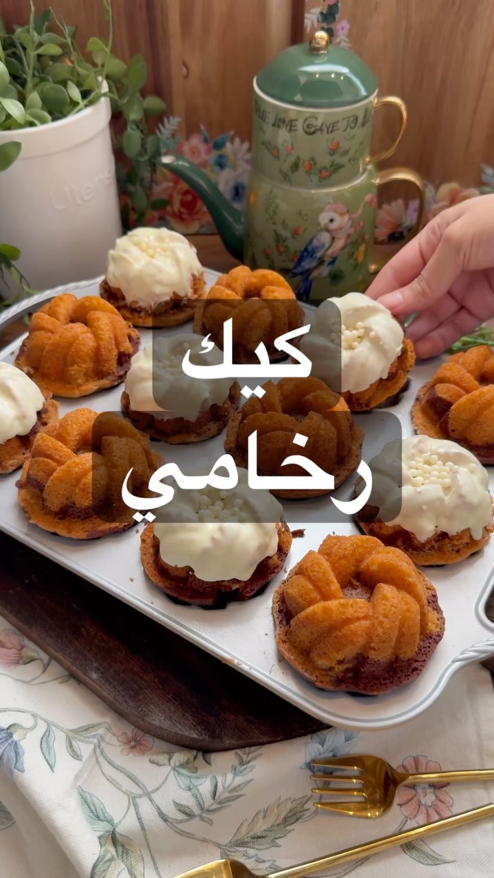 كيك رخامي
في زبدية اضع :
٣ بيضات+م/وسط فانيليا +كوب ونص سكر بودرة
واخفق مدة ٤