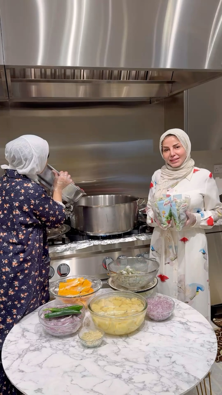 مرقة لحم مع بامية بطاط قرع.
ولو عندي كوسا حطيت.
الفيديو واضح واحب انزل اي طبخة ا