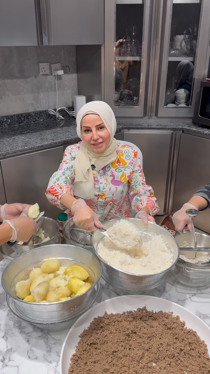 وأحلى كبة بطاط مع العيش.
وسويت مع الشبينت.
اول شي ،،
سلقت البطاط . العيش چيلتين.