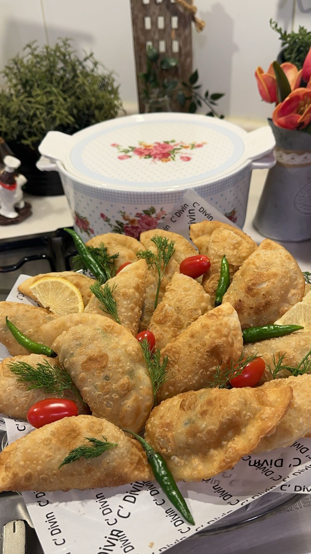 سمبوسه رمضان
ثلاث اكواب دقيق
ربع كوب زيت ونفرك باطراف الاصابع
كوب ماء ورشة م