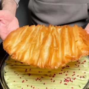 كيكة مقرمشة بالفستق والمربى