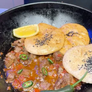 كبدة العجل بالطماطم والفلفل الحار
