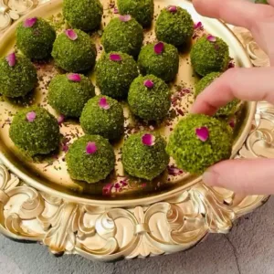 كرات المفروكة بالفستق الحلبي
