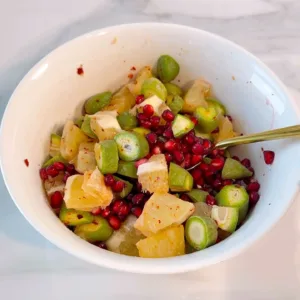 سلطة اللوز الأخضر والرمان المنعشة