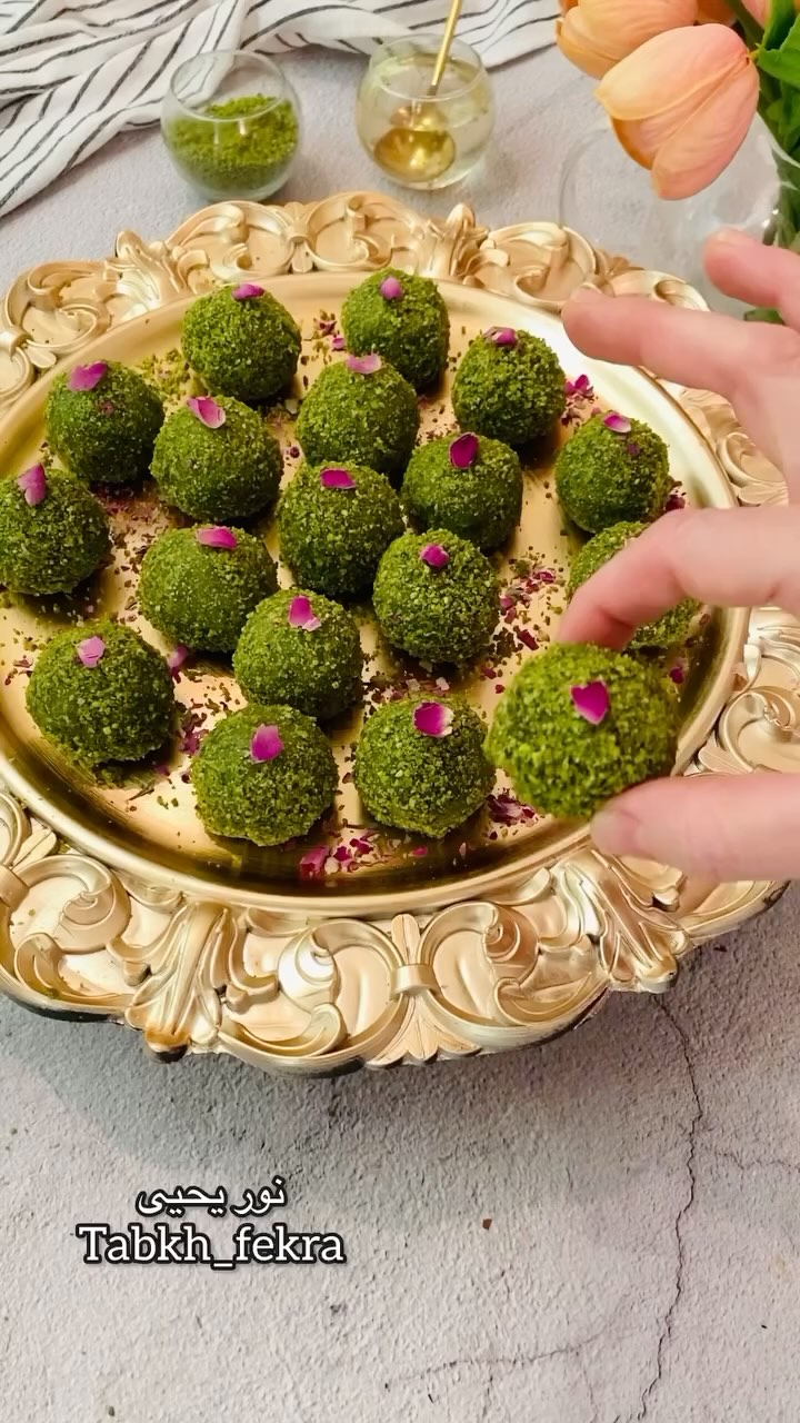 كرات المفروكة بالفستق الحلبي والقشطة