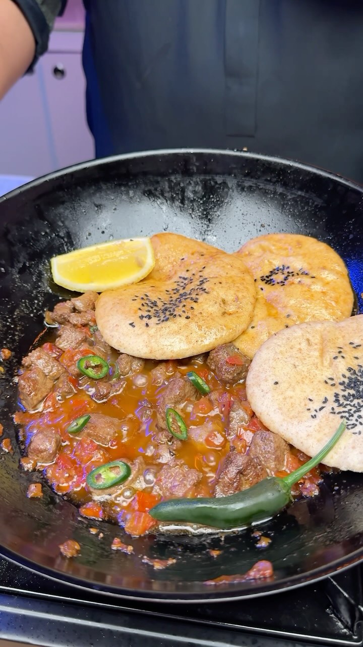 كبدة العجل بالطماطم والفلفل الحار