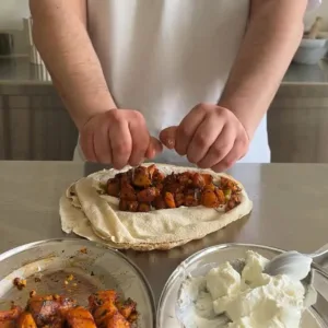 سندويشة بطاطا حرة باللبنة