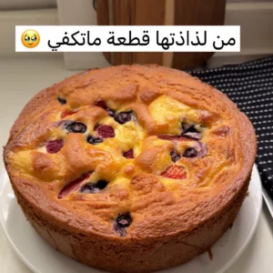 كيكة اسفنجية هشة بالقشطة والفاكهة
