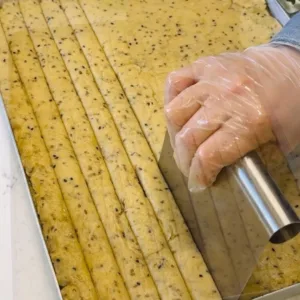 أصابع معمول التمر بالطحين
