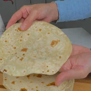خبز التورتيلا المنزلي السهل والسريع