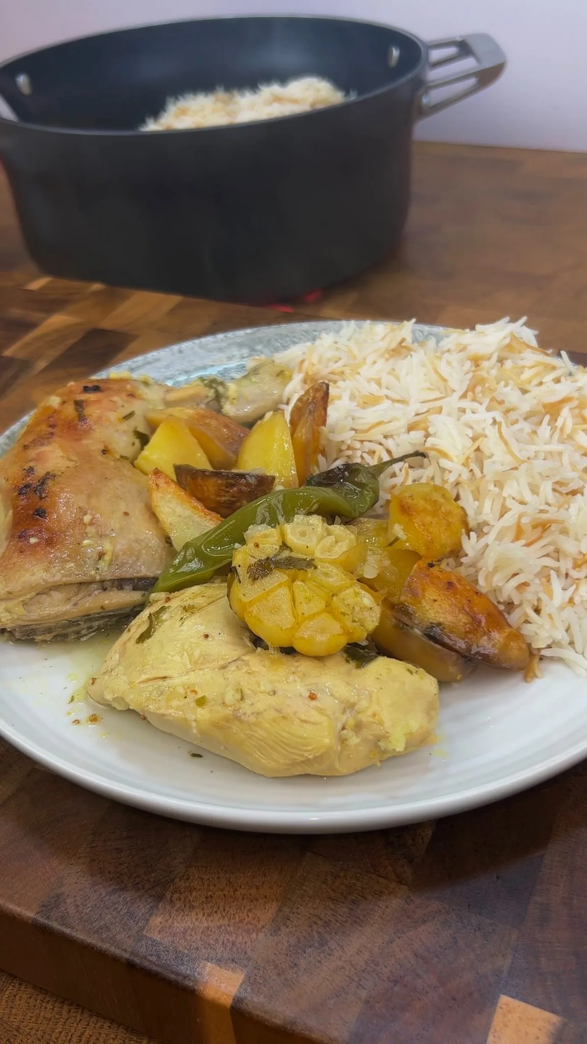 دجاج وبطاطس بصوص الحامض والثوم