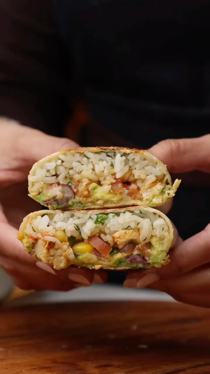 Chicken Burrito |  بوريتو ساندويشمقادير تتبيلة الدجاج :
٢ فلفل احمر مشوي
١/٤