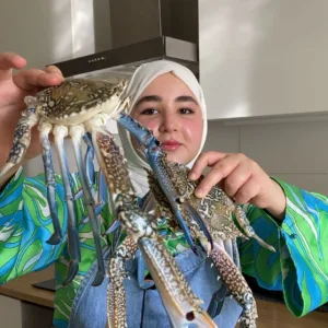 سلطعون أزرق بصوص الزبدة والثوم والكزبرة