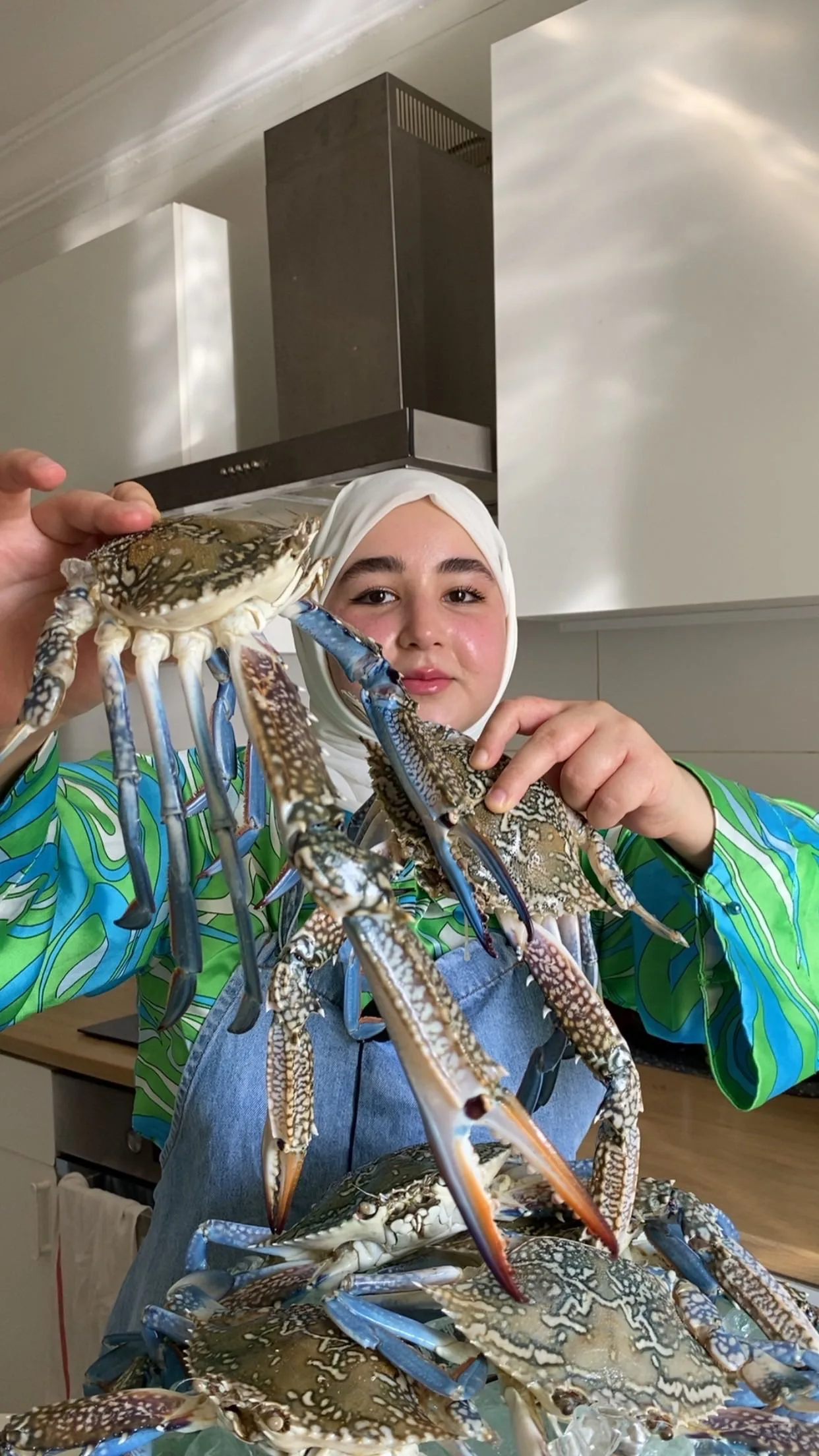 سلطعون أزرق بصوص الزبدة والثوم والكزبرة