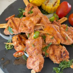 شيش طاووق مع برغل البندورة