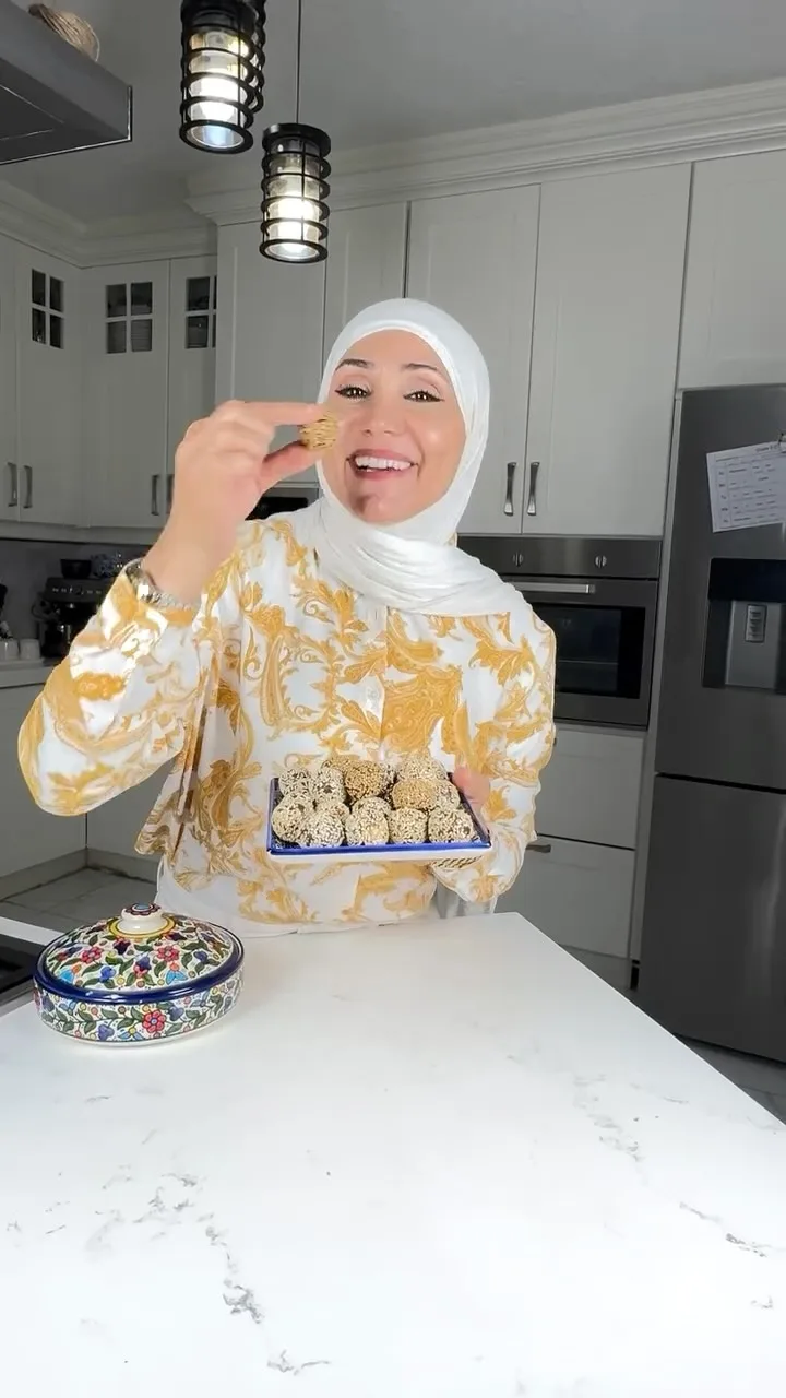 كرات التمر بالطحينية