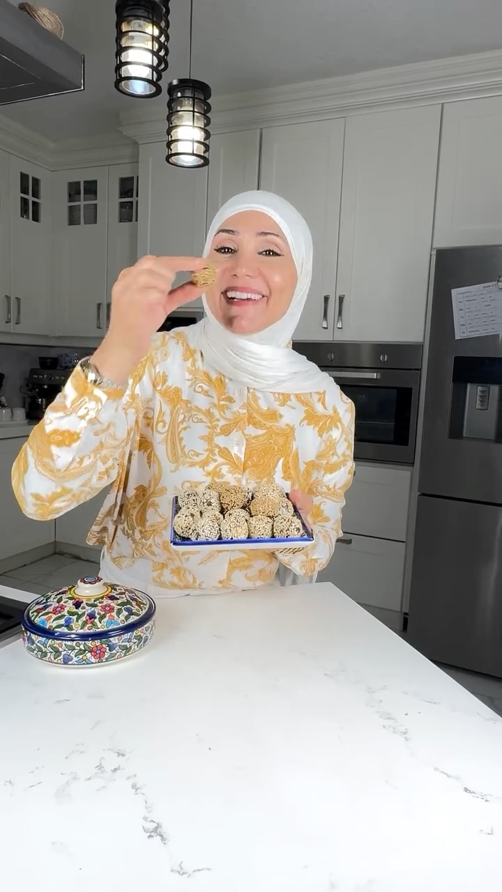 كرات التمر بالطحينية