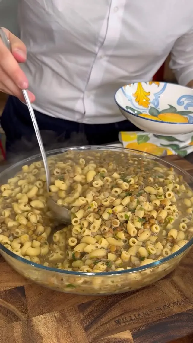 رشتة بالعدس والتقلية الشهية