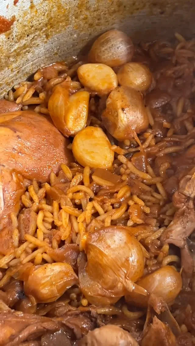 مضغوط لحم أو دجاج بالرز والدقوس