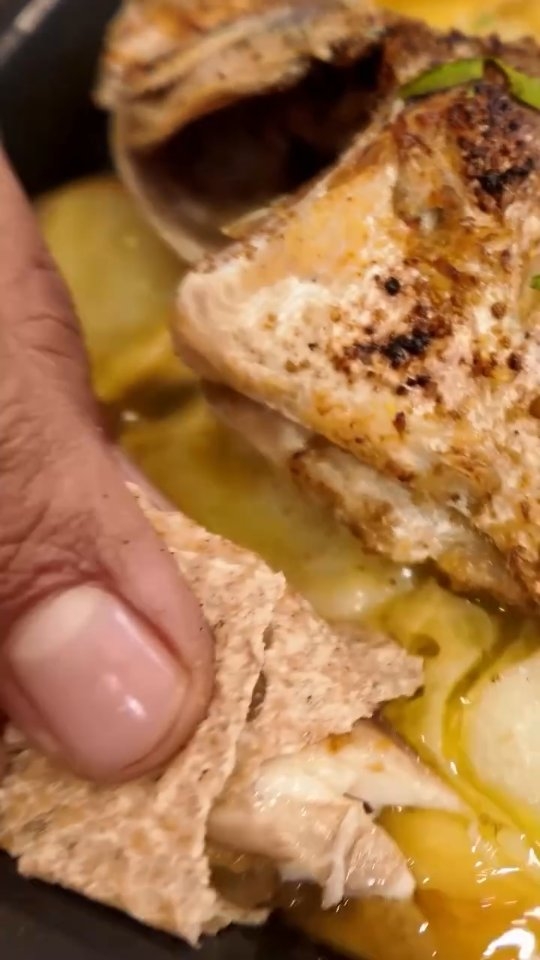 صينية سمك مع بطاطس في الفرن 1 صينية سمك مع بطاطس في الفرن مع طرطورة