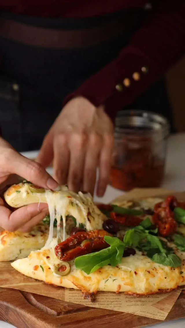 Garlic bread pizza - بيتزا خبز الثوممقادير العجينة :
نص كوب حليب دافئ
معلق
