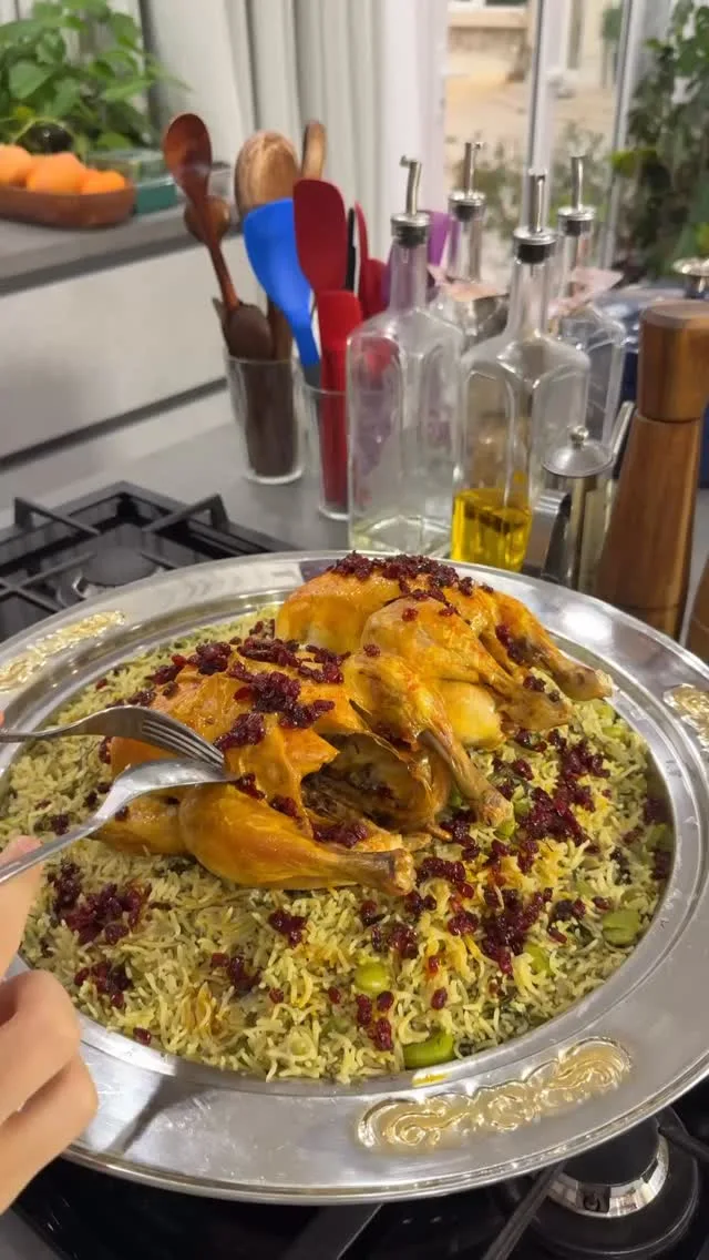 عيش ودجاج بالشبت والفول الأخضر