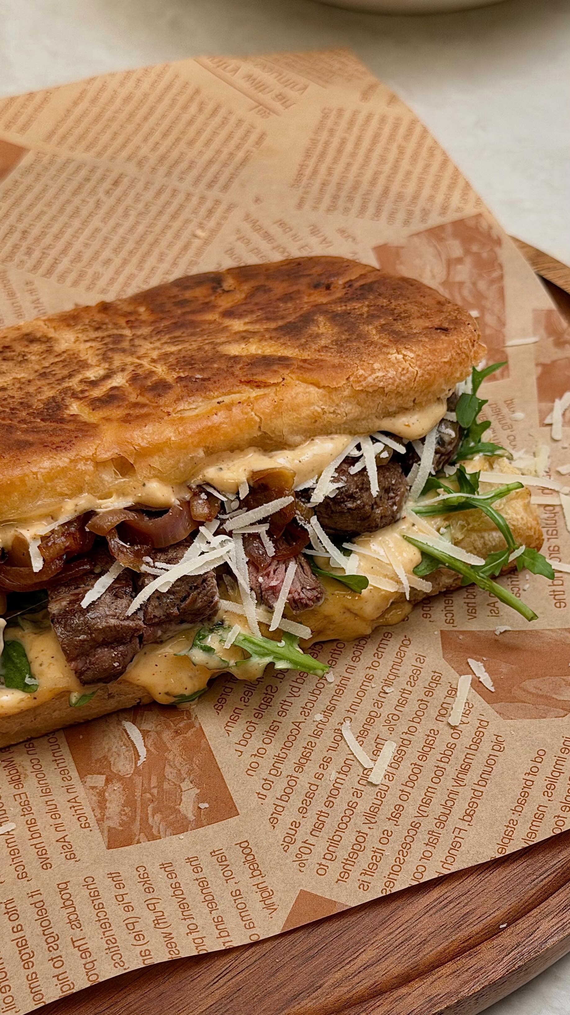 ساندويتش الستيك مع صوص الثوم والبارميزان – Steak Sandwich with Parmesan Garlic Sauce