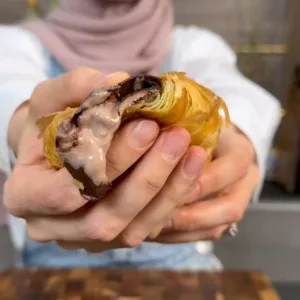 كرواسون محشي بالآيس كريم