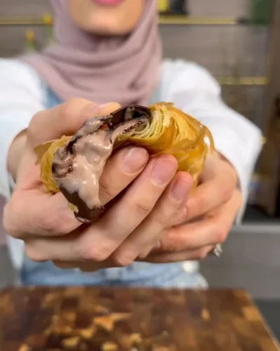 كرواسون محشي بالآيس كريم