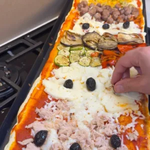بيتزا المقلاة السريعة بالعجينة المعتمدة