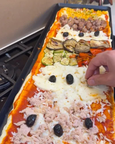 بيتزا المقلاة السريعة بالعجينة المعتمدة